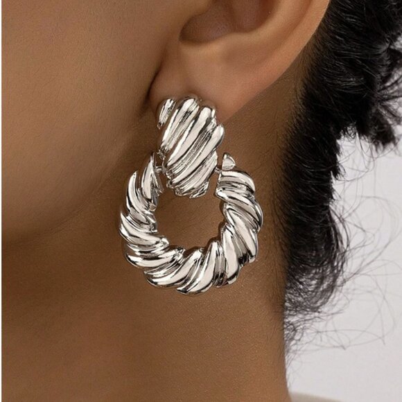 Silver Twist texture drop earrings chic trendy contemporary - Picture 1 of 2
